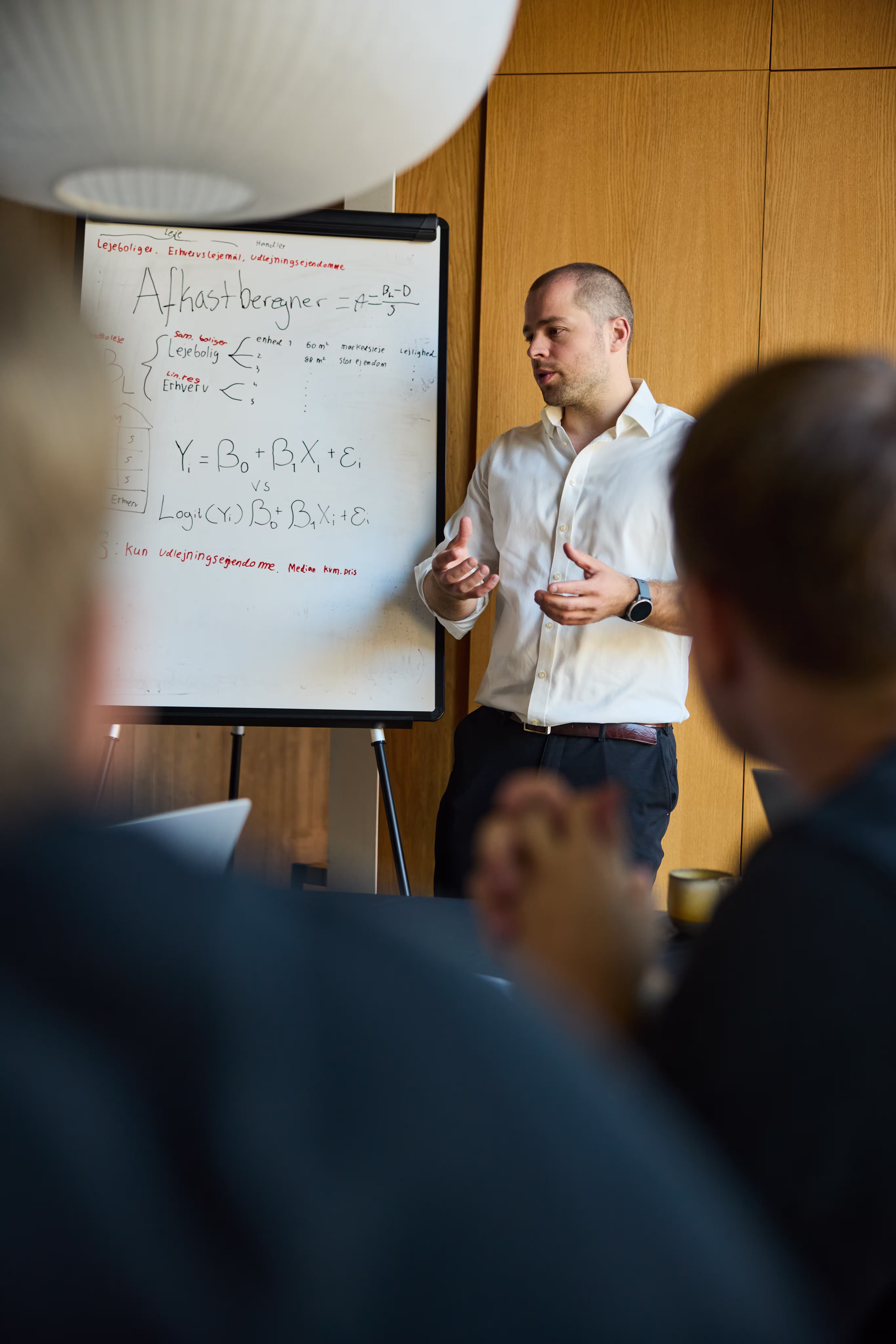 Data Insights-oplæg med afkastberegner på whiteboard